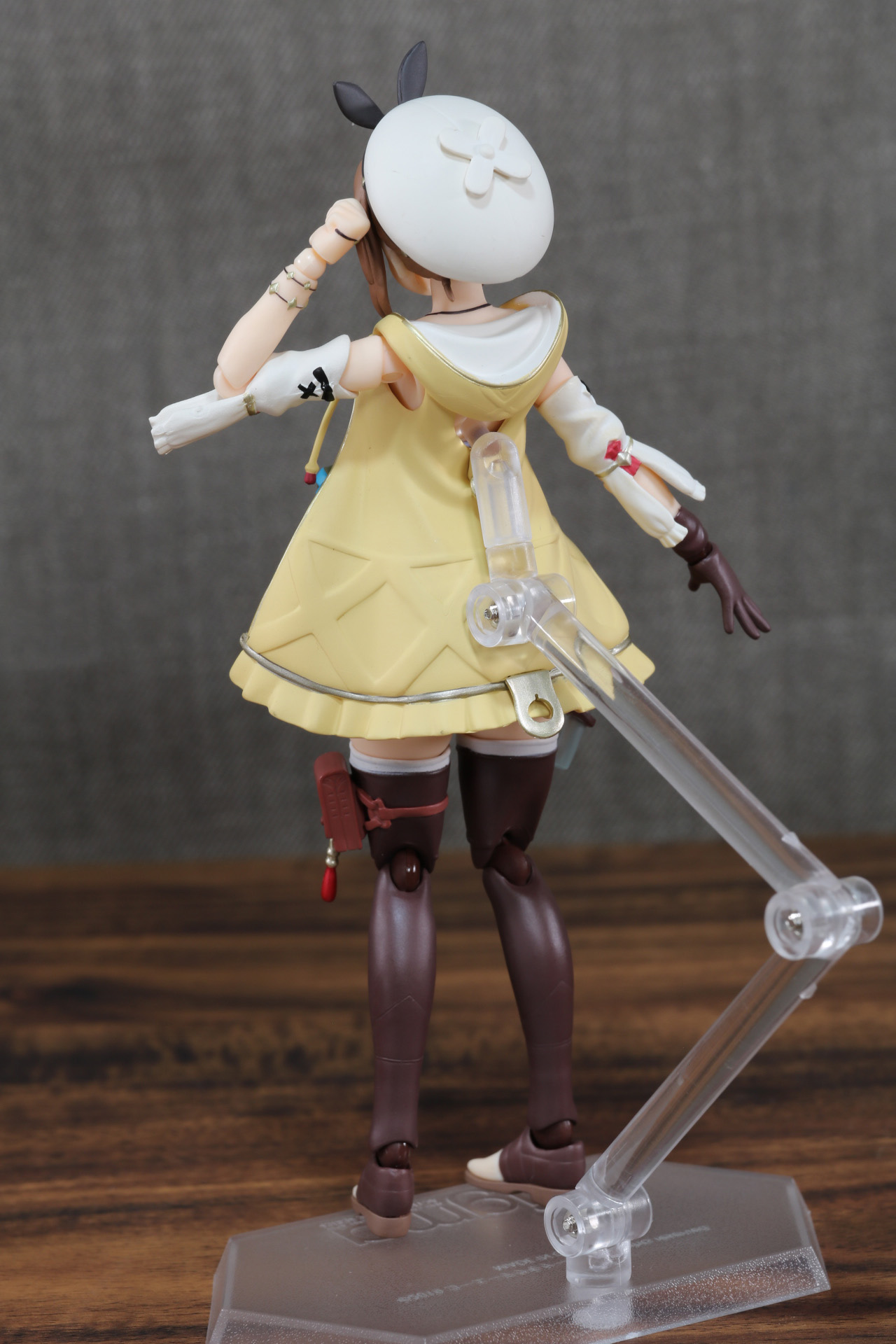 上着パーツの後ろは台座ジョイントの接続ができるように空いている