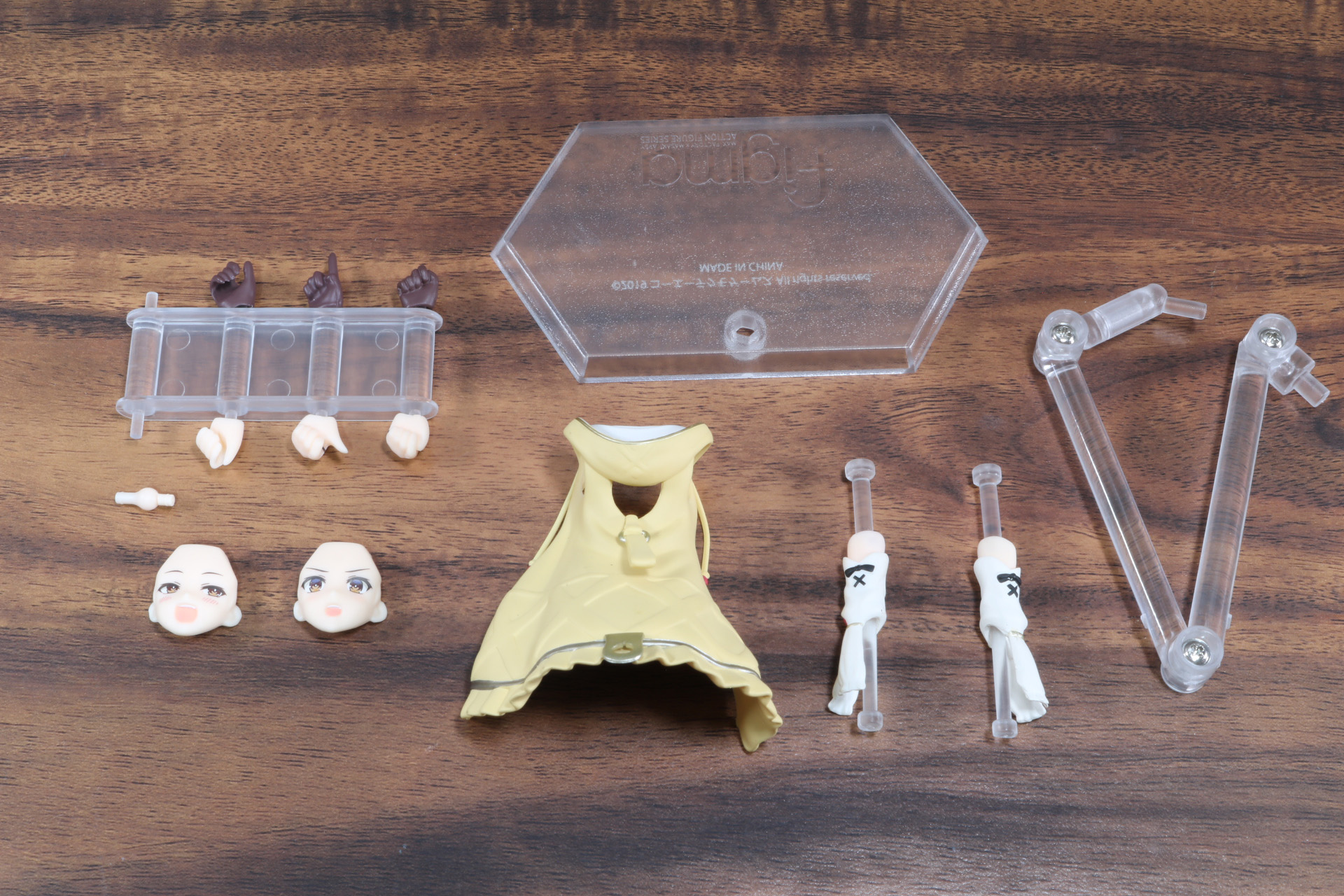 交換用表情パーツ、交換用手首パーツ、上着と交換用上腕部、専用台座のパーツ