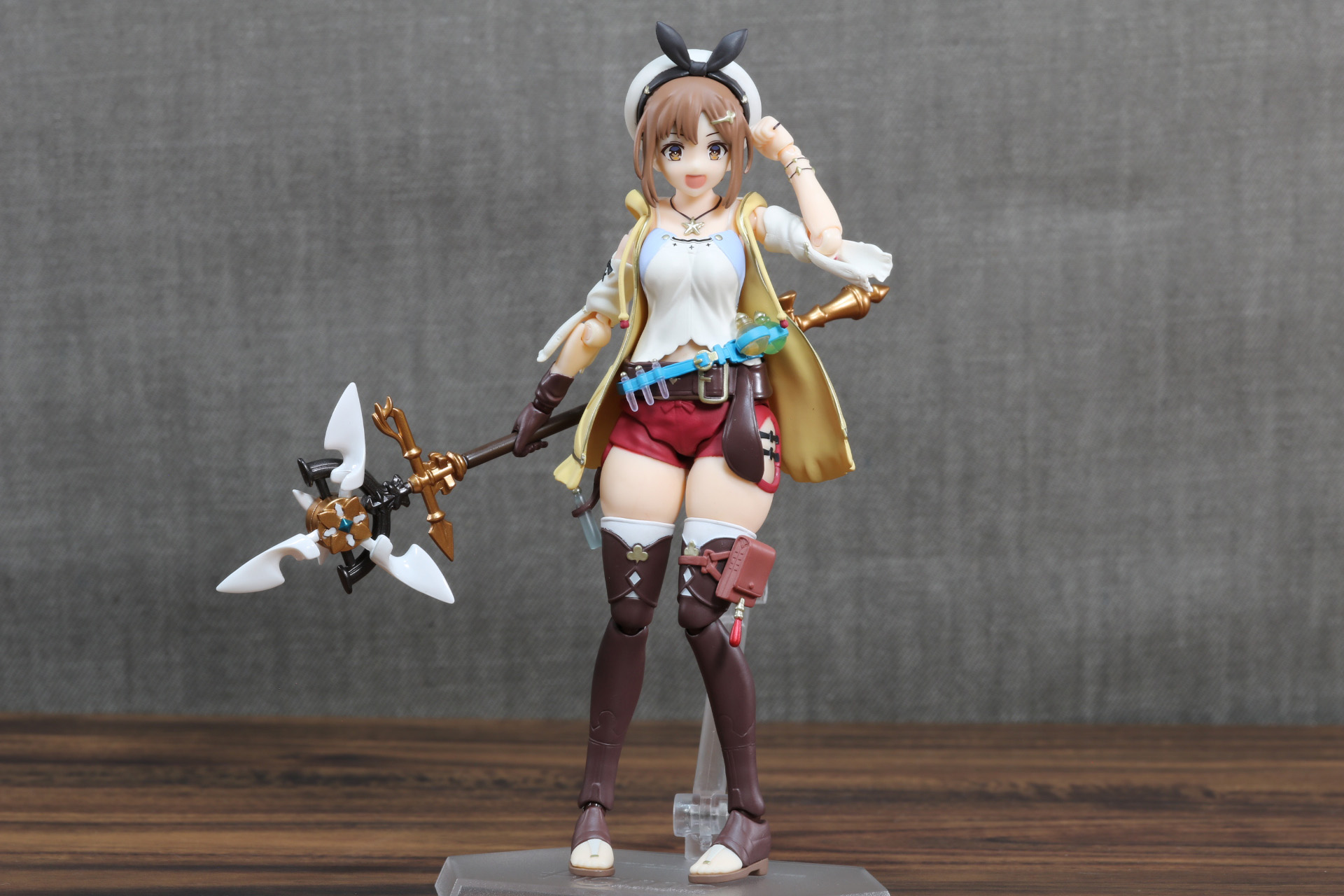 振り返っていたずらに微笑む