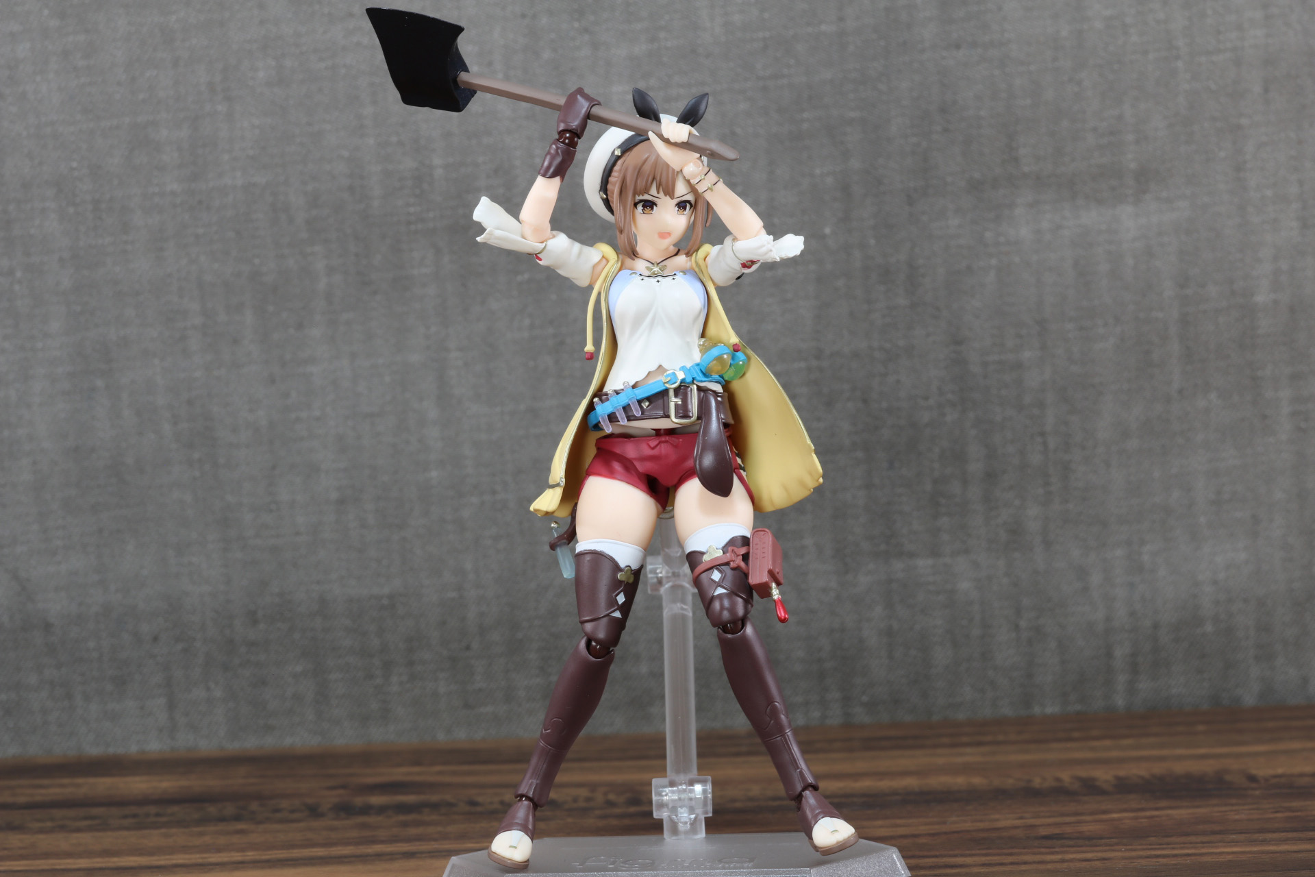 「斧」も大きく振りかぶって