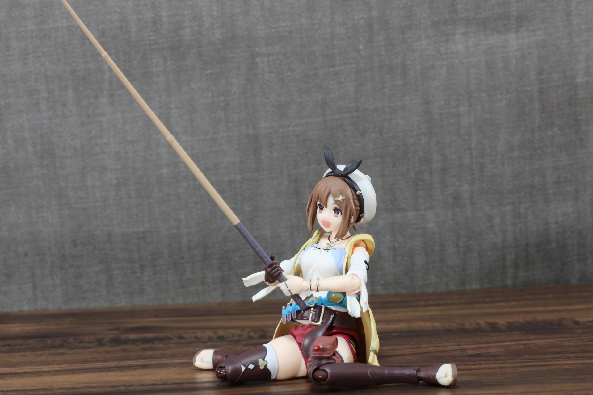 座り込んで魚が釣れるのを待つ