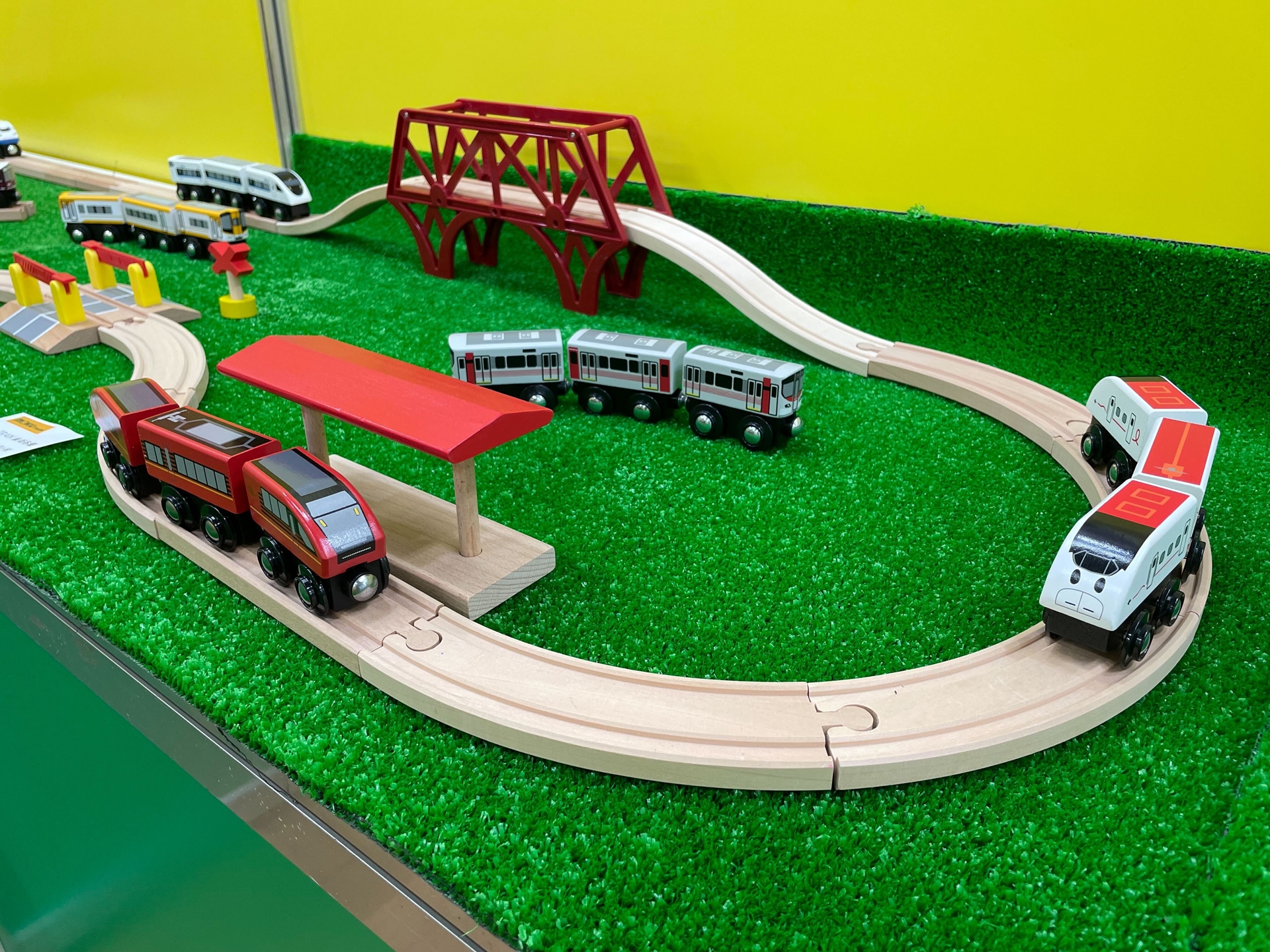 海外製のイメージが強い木製レールに、日本の鉄道が並ぶ。間近で見ると塗装の細やかさに驚く