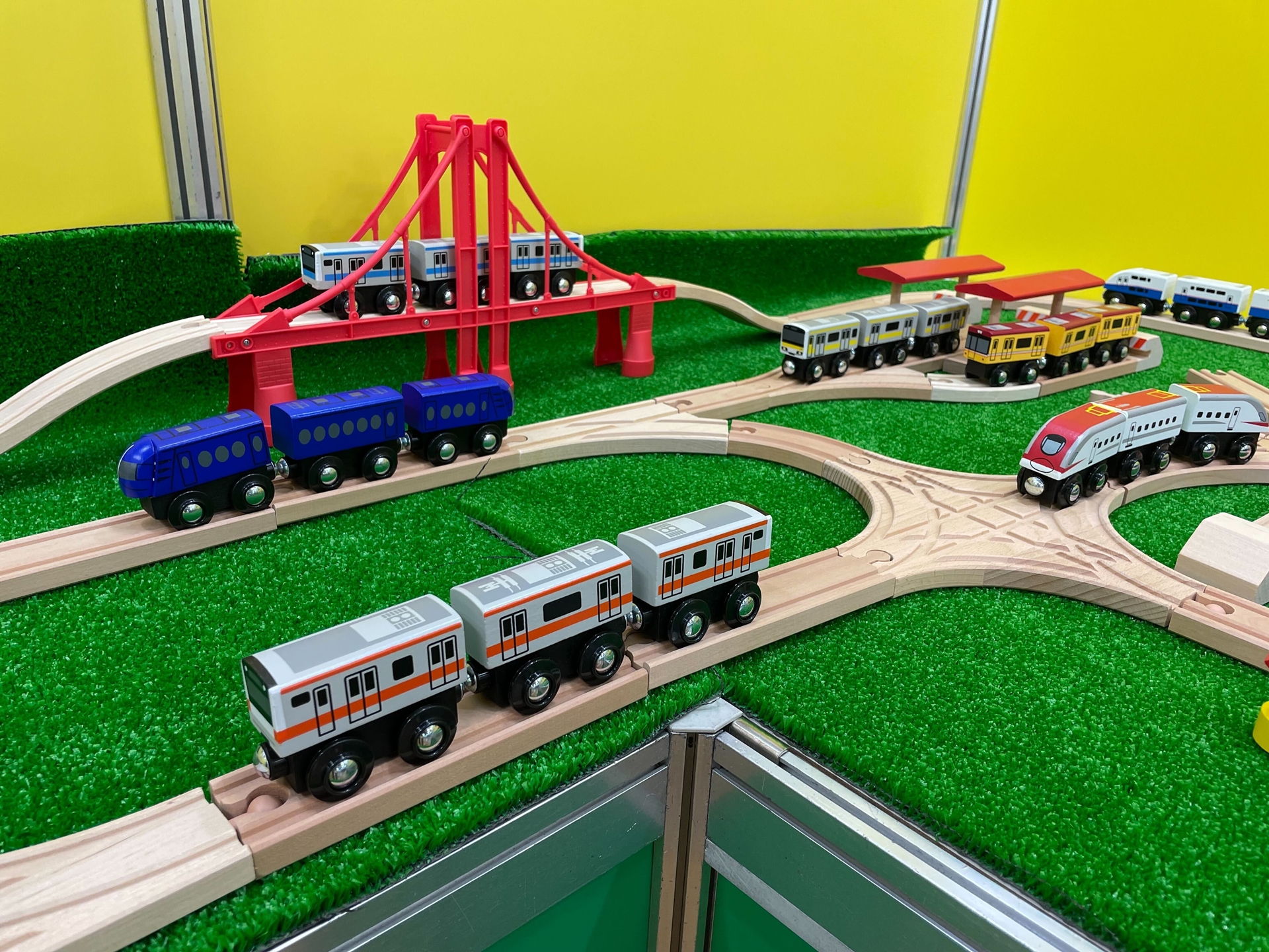 海外製のイメージが強い木製レールに、日本の鉄道が並ぶ。間近で見ると塗装の細やかさに驚く