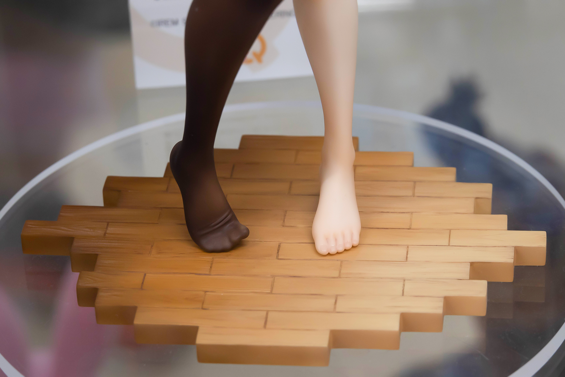 片足はストッキングを脱いだスタイルになっている。台座部分もシンプルだが、作品のイメージ通りだ。