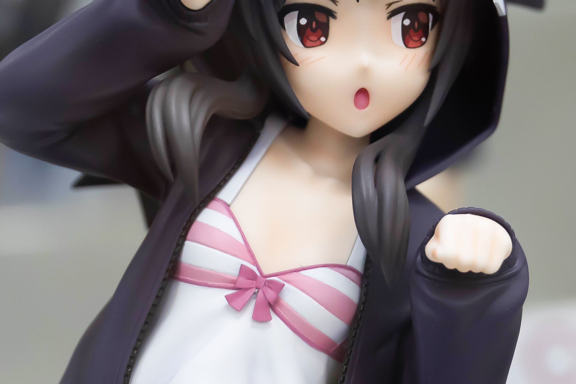 スレンダーなスタイルのめぐみん。部屋着にはピンクのリボンが付けられている。