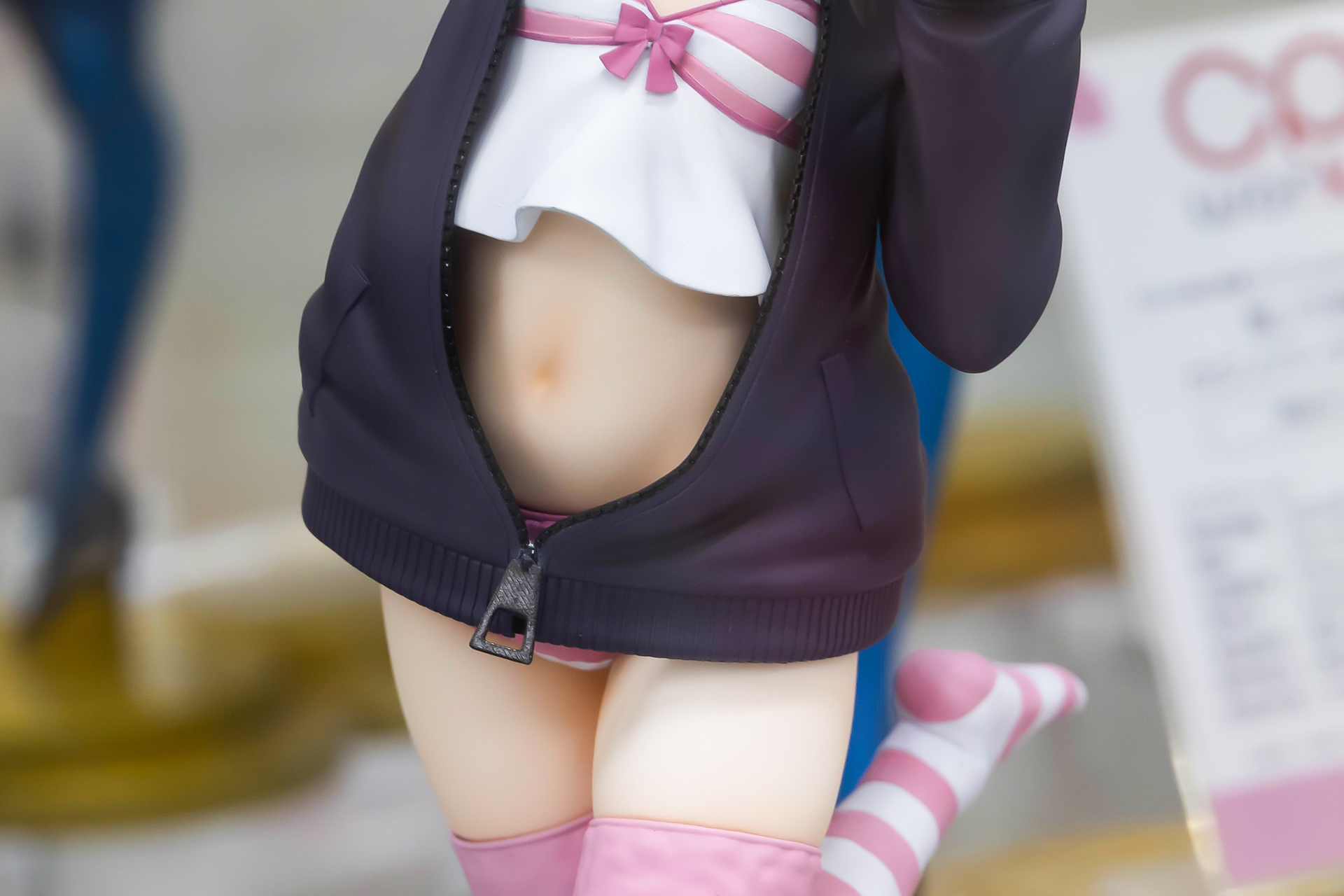 パーカーのチャックが下側まで下がっており、おへそが丸見え!?