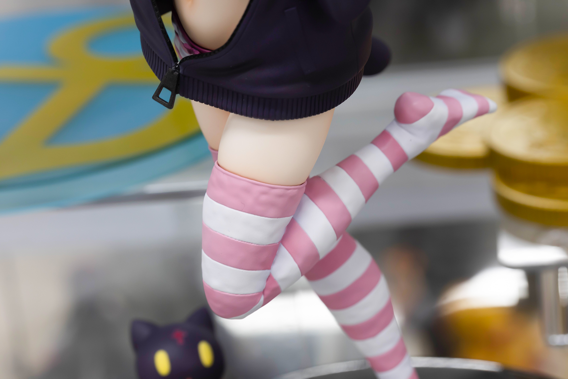 足元はモコモコとした部屋着姿になっており、可愛らしい。