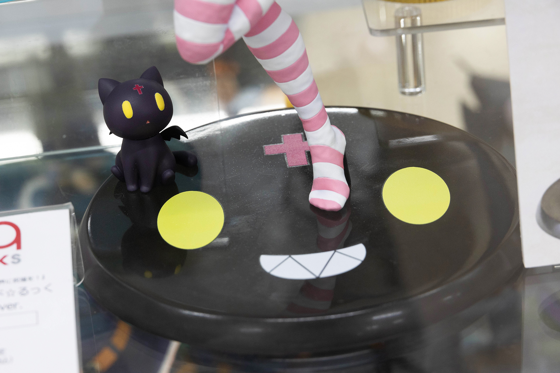 台座部分の形自体はシンプルだが、フィギュアやキャラクターのデザインが施されているので賑やかな雰囲気に見える。