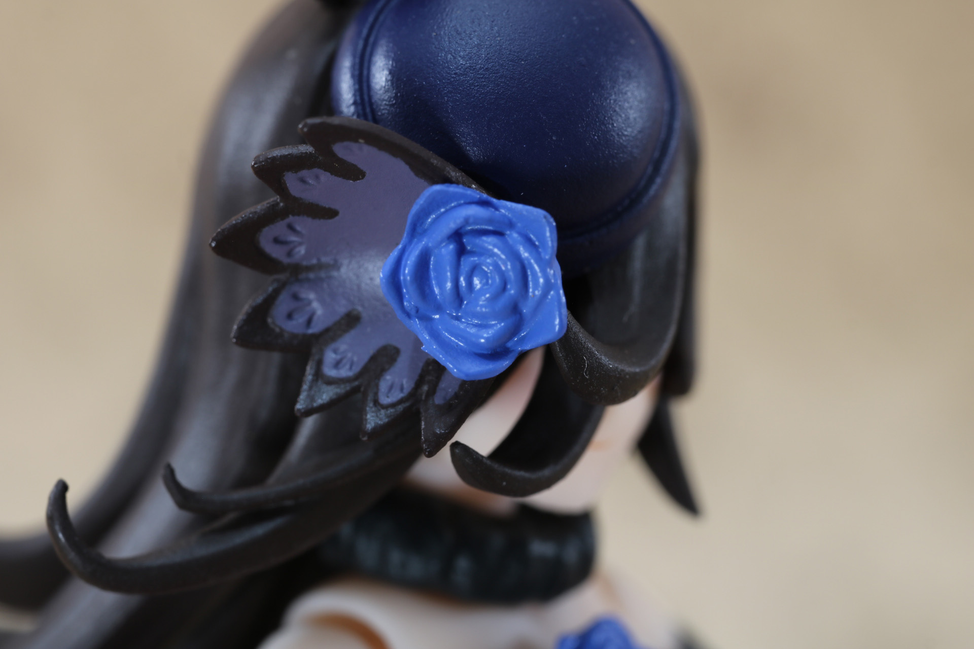 帽子の蒼いバラ装飾も花弁が細かく造形されている