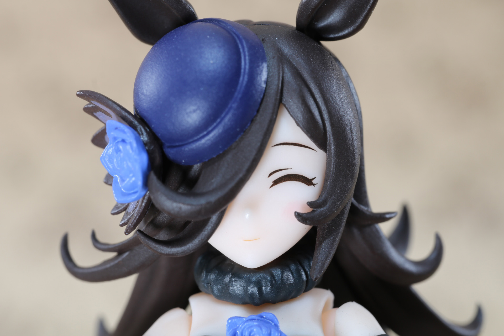 明るく微笑む表情
