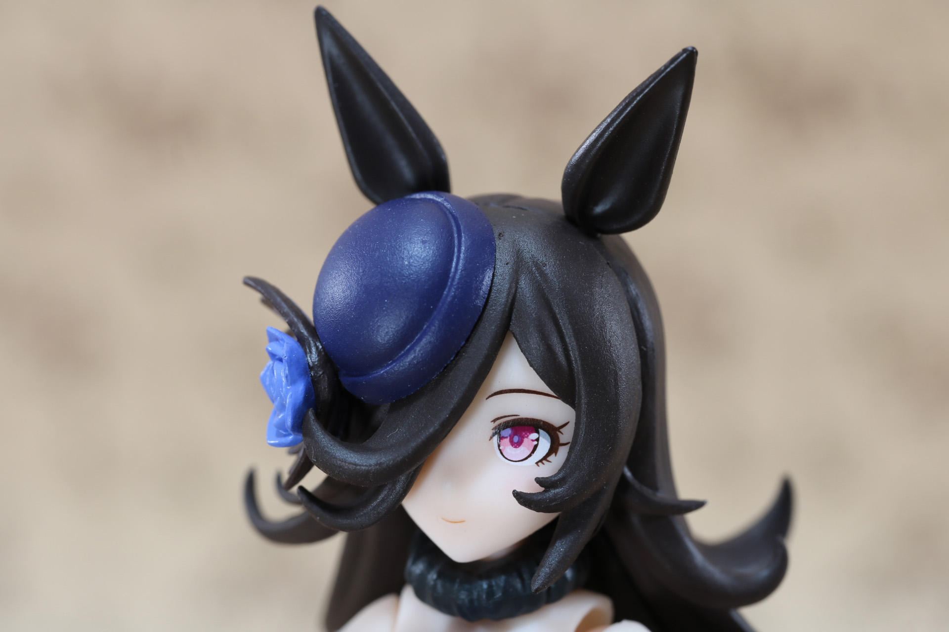 頭部は小顔のつくりで、帽子は前髪と一体のつくりとなっている