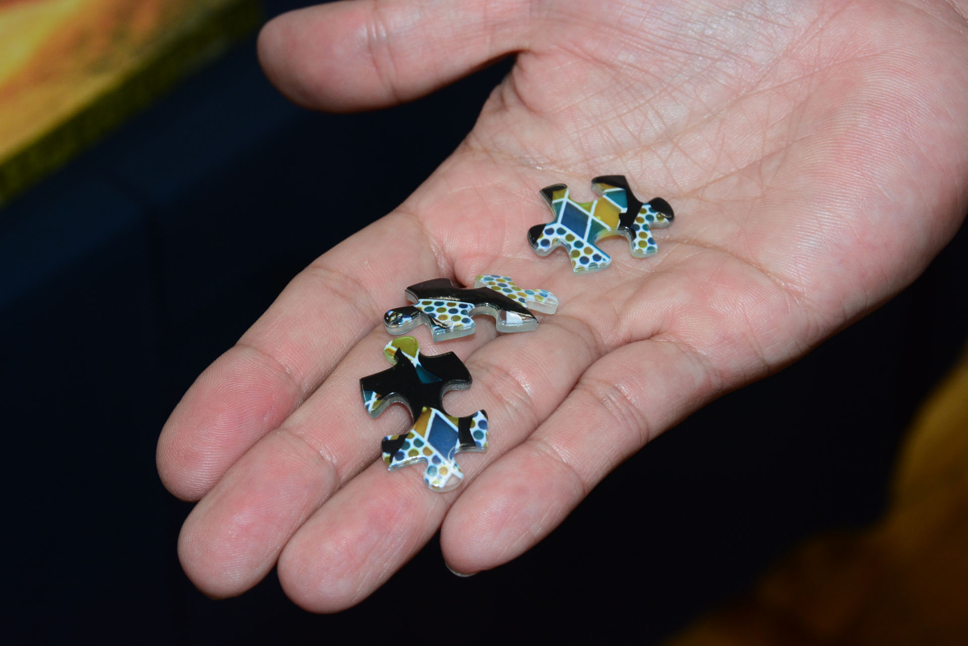 一見モザイクガラスのランプに見えるが、実はジグソーパズルなのだ