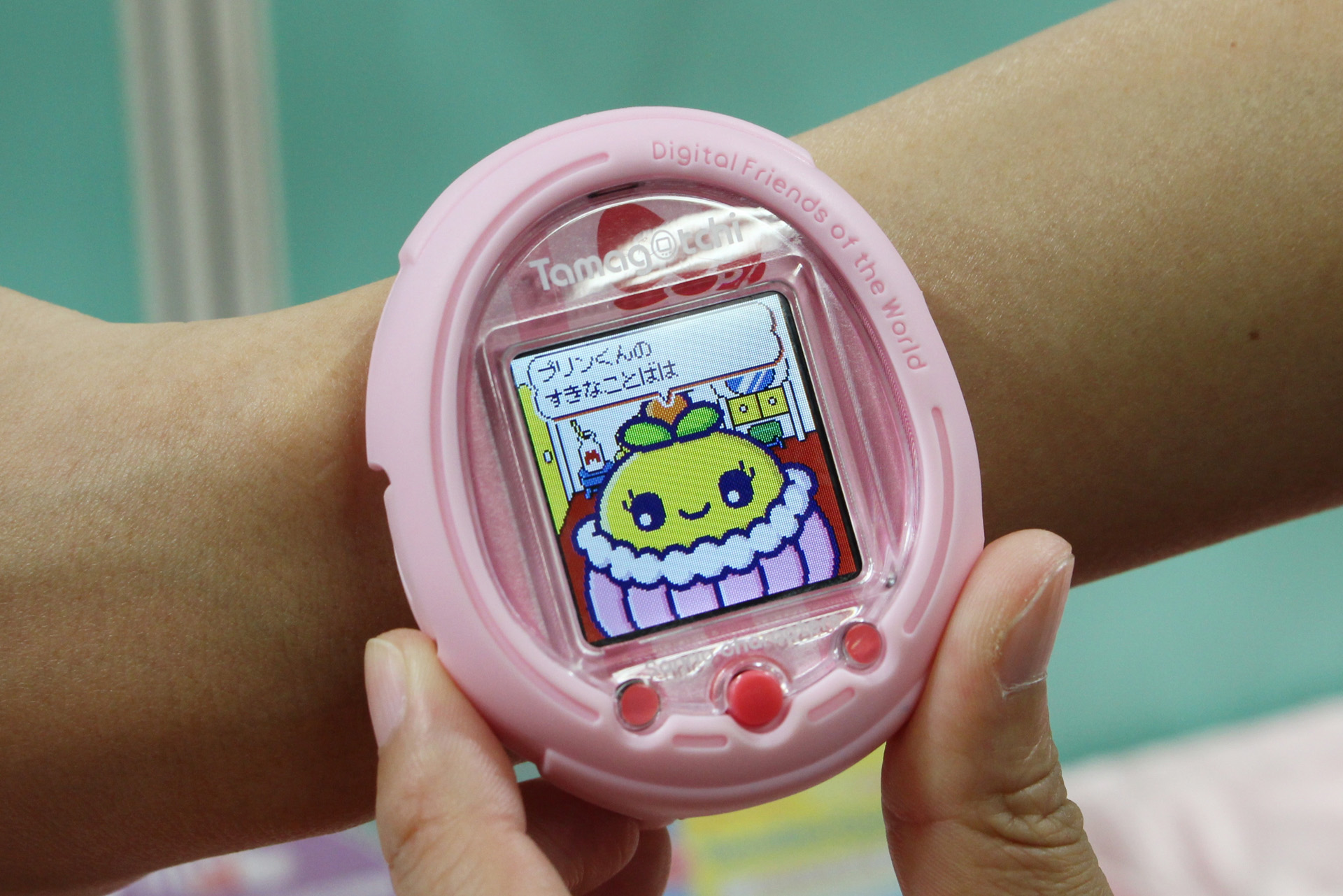 「Tamagotchi Smart」。「たまごっち」の形や内容を継承しつつ、大きな進歩を遂げた最新シリーズ。下側のボタンは中央のみ使用でき、左右はダミーなのだとか