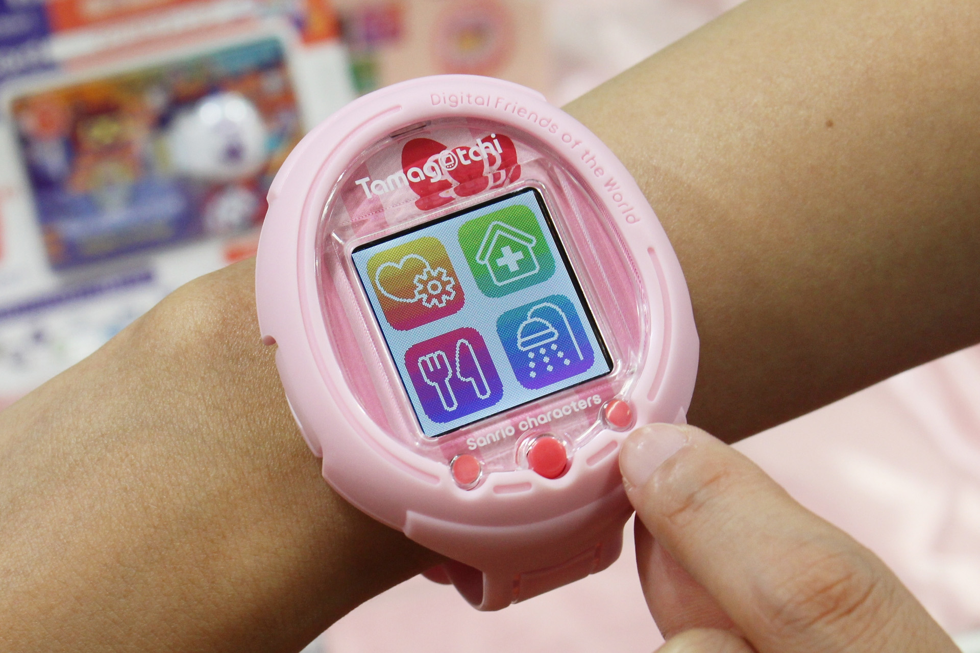 タッチ操作で選択やお世話も行なえる