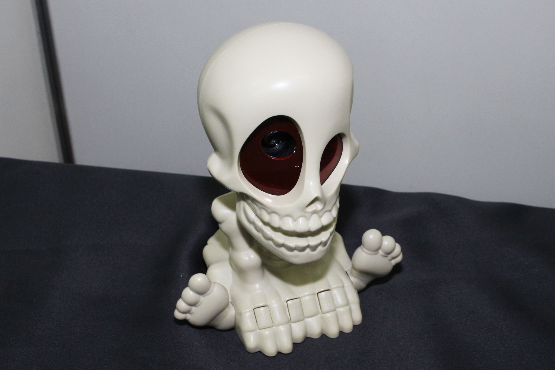 オバケの投影機となるガイコツ。首が上下左右に動いてオバケを映し出す