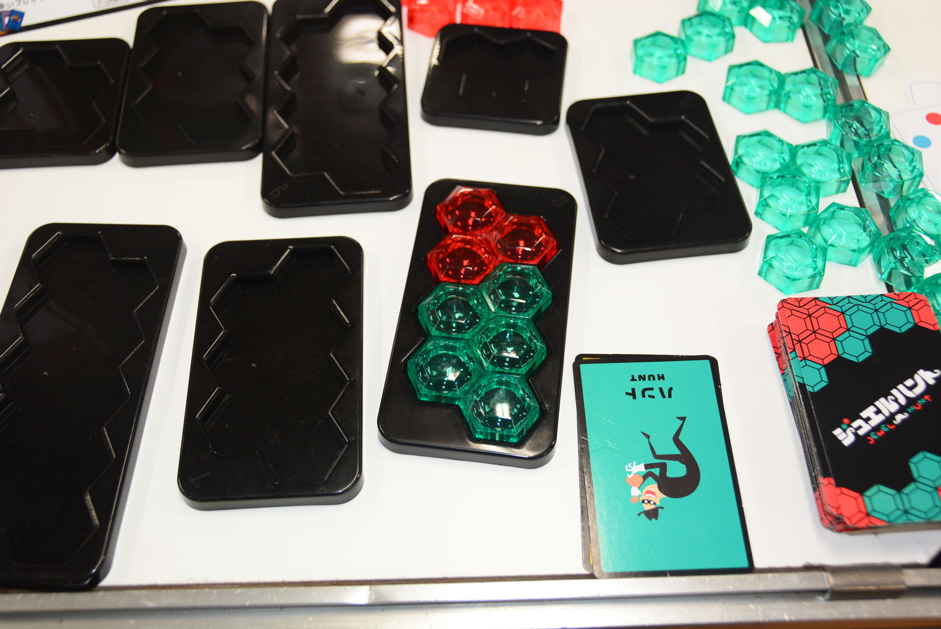 黒いトレイにきらめく宝石を置く。見た目のスタイリッシュな雰囲気は大きな魅力だ