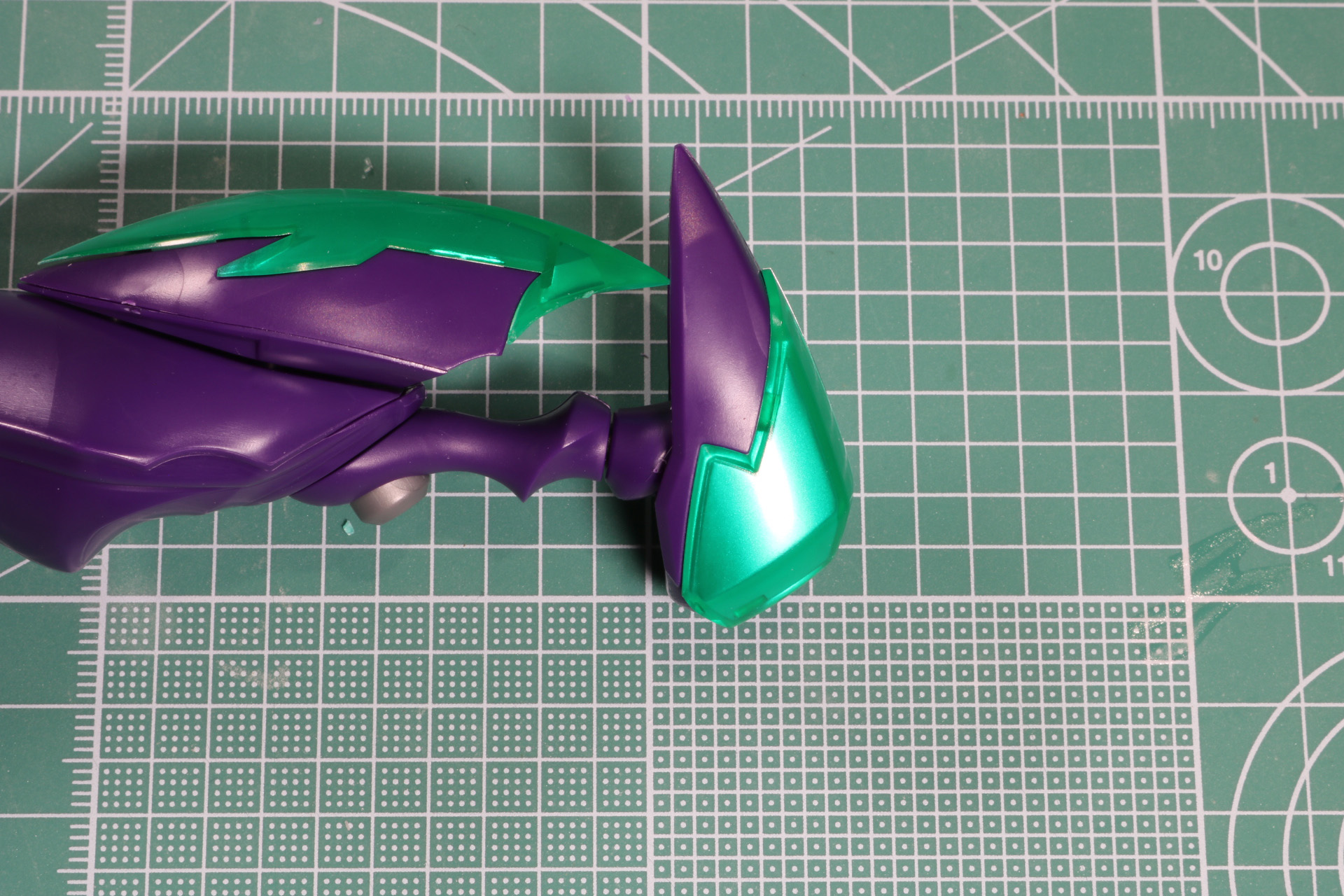 肩部分はパーツを挟み込んで、動かすことができる