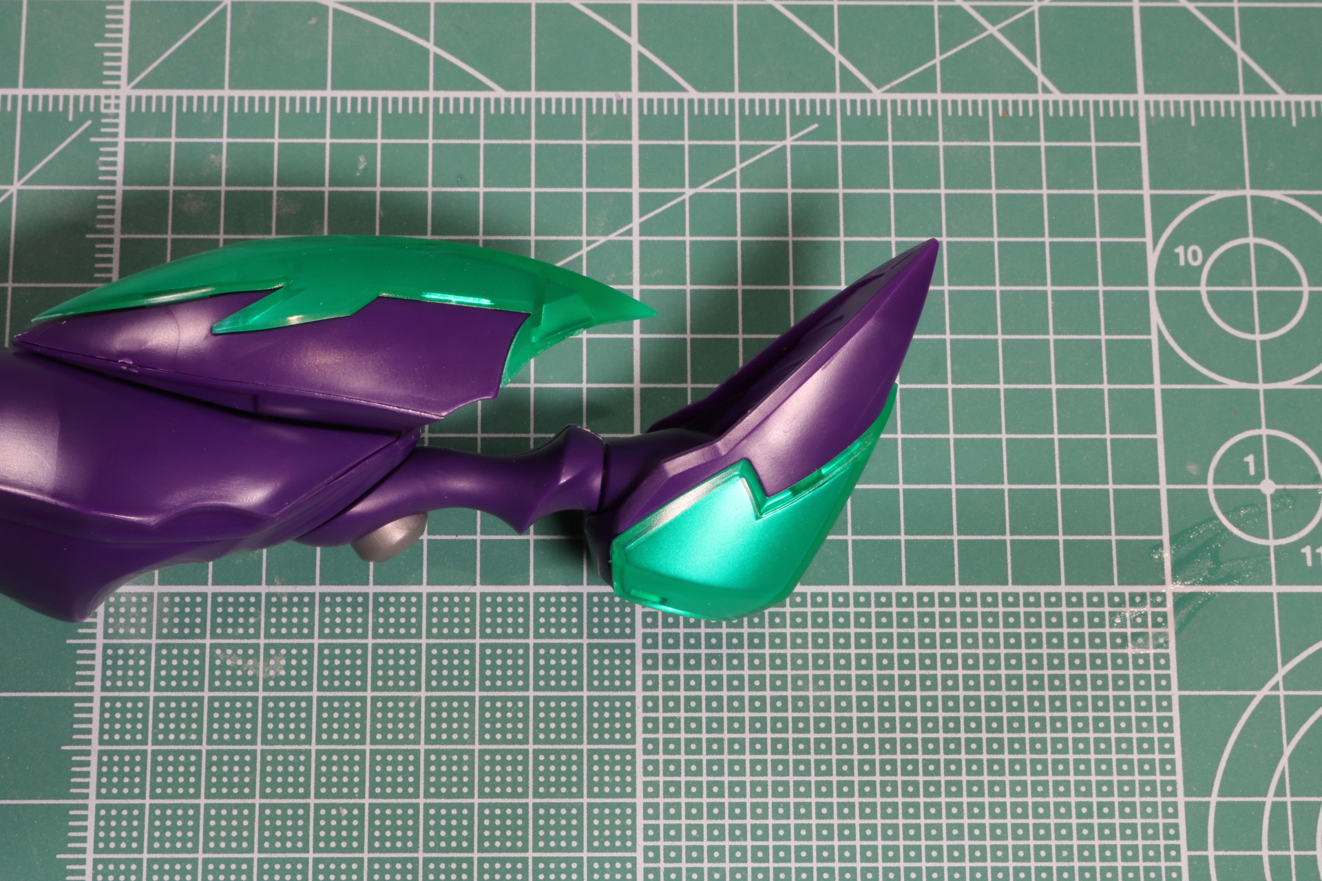 肩部分はパーツを挟み込んで、動かすことができる