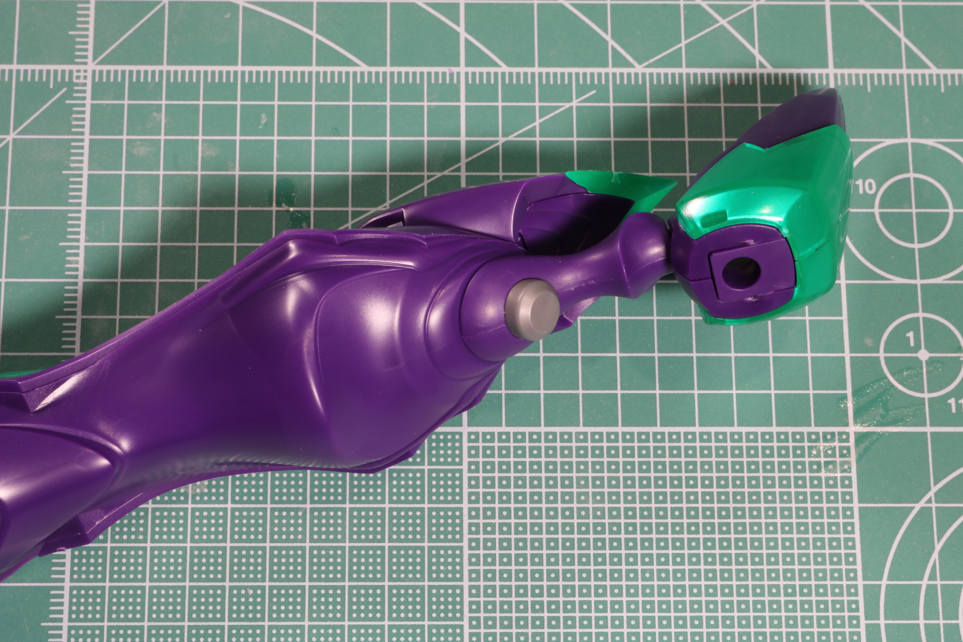 ボルトのようなパーツを軸に動かすことができる