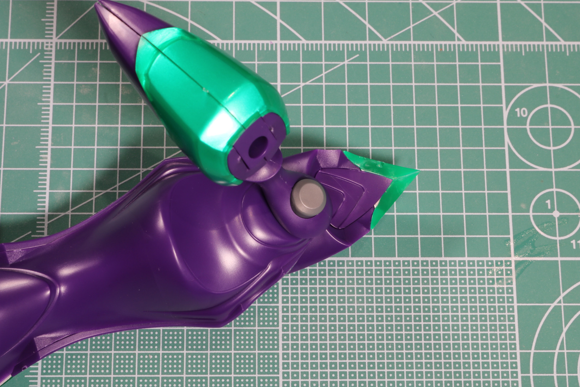 ボルトのようなパーツを軸に動かすことができる