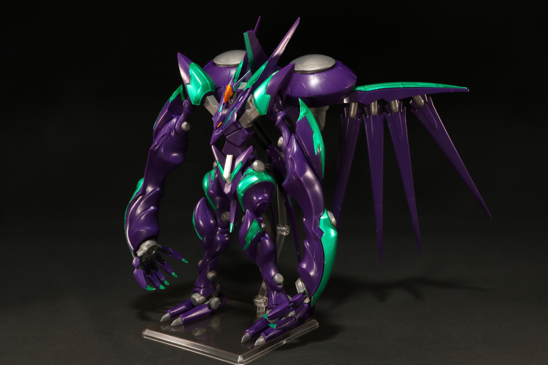 巨大な腕に細身の胴体というアンバランスな体形が魅せる威圧的な造形