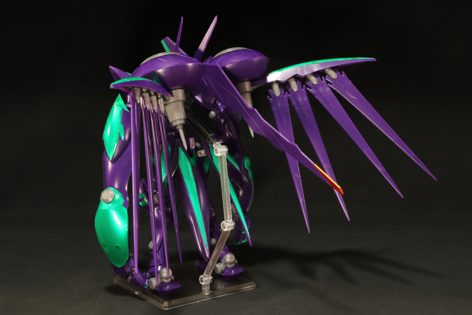 翼のように伸びた同化ケーブルのユニット