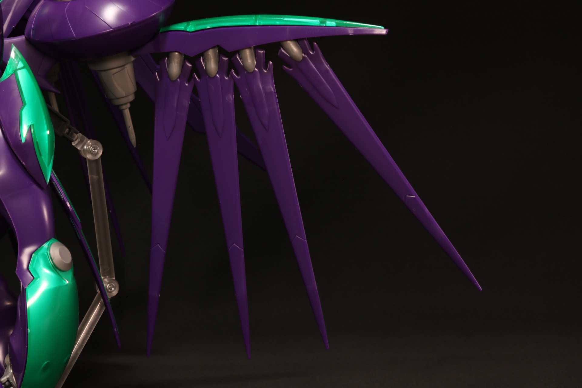 中央の翼に左右の背部ユニット