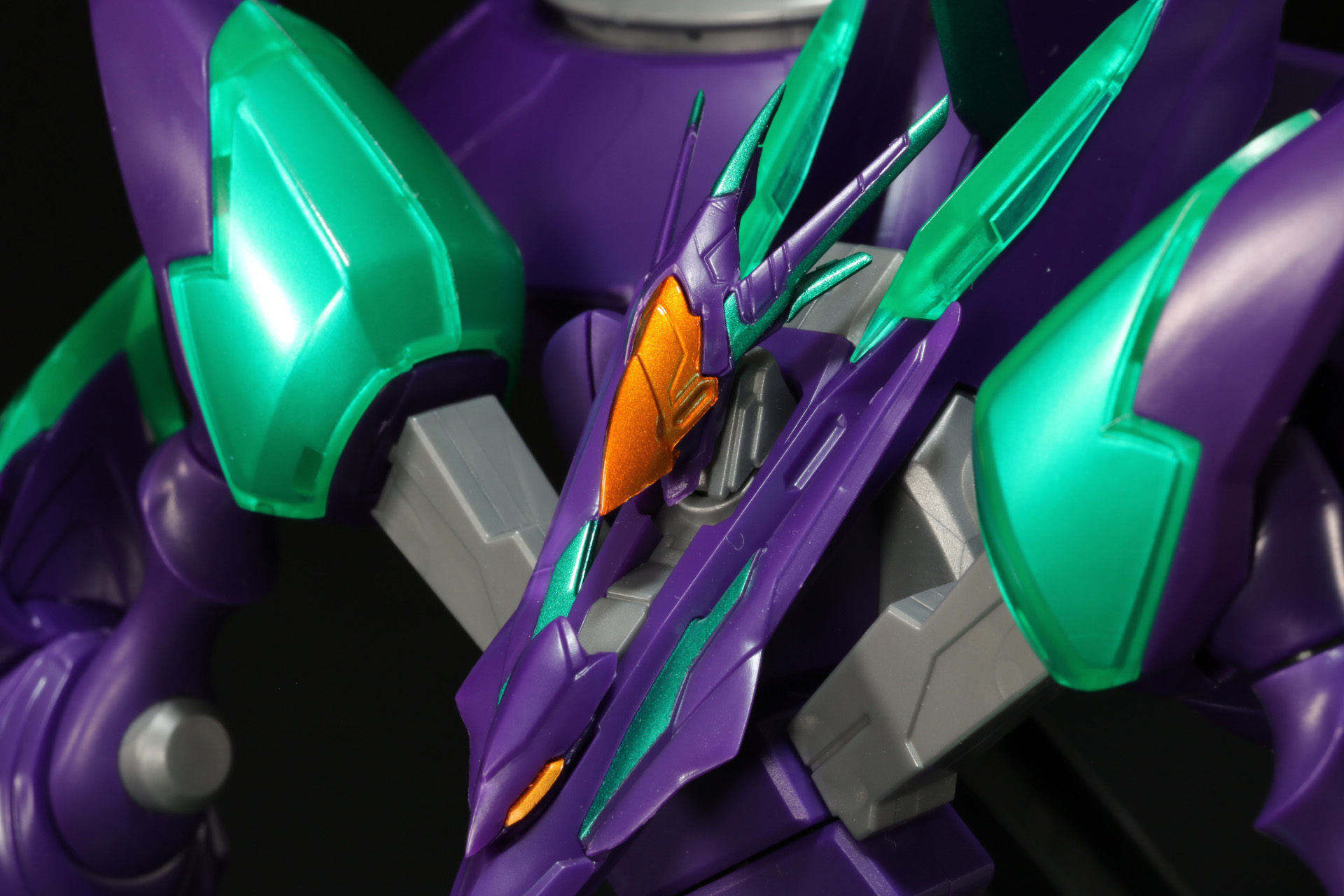 エッジの効いたデザインと毒々しいカラーリングがかつて敵として立ちはだかった威厳を見せる