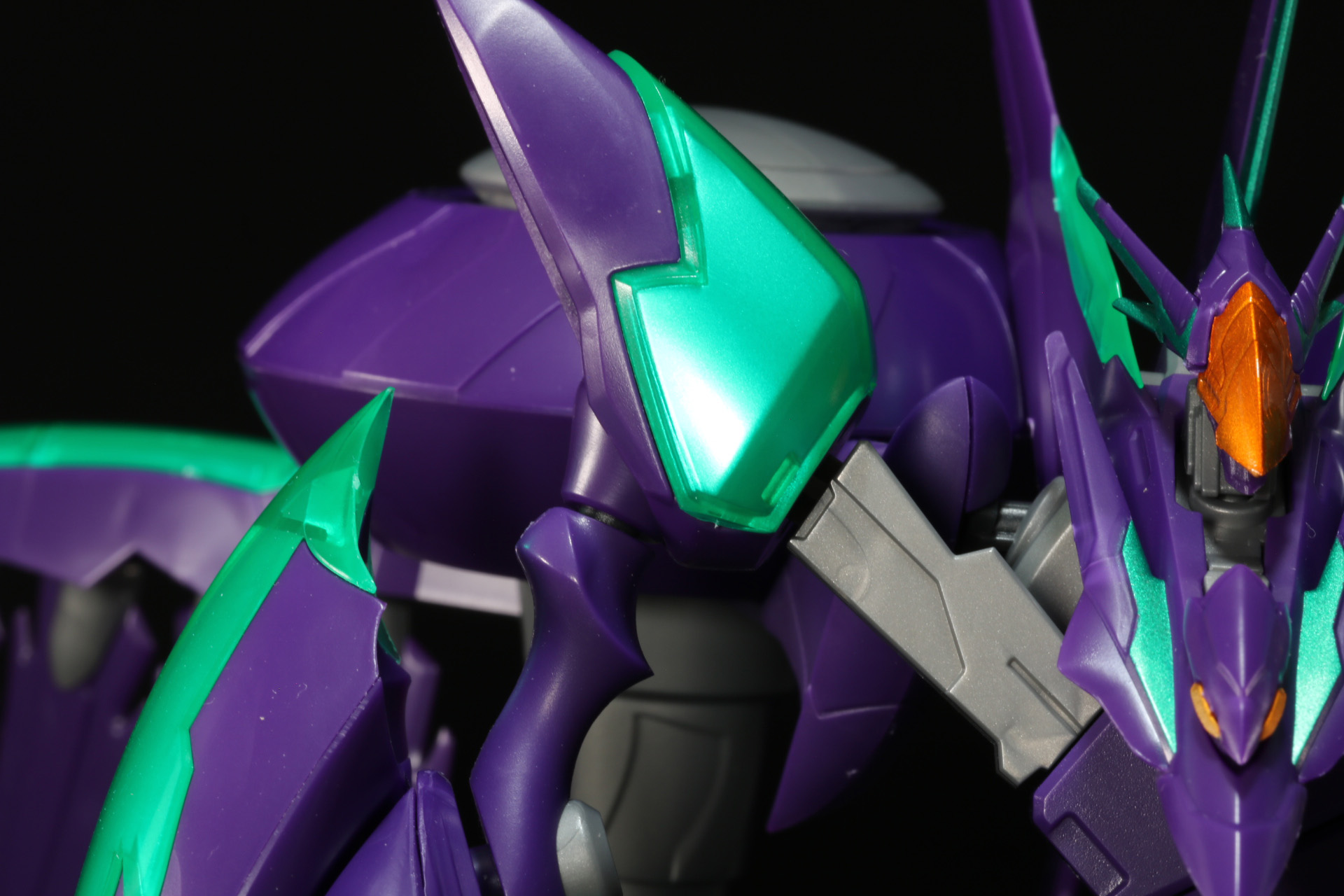 張り出した肩に、細い二の腕