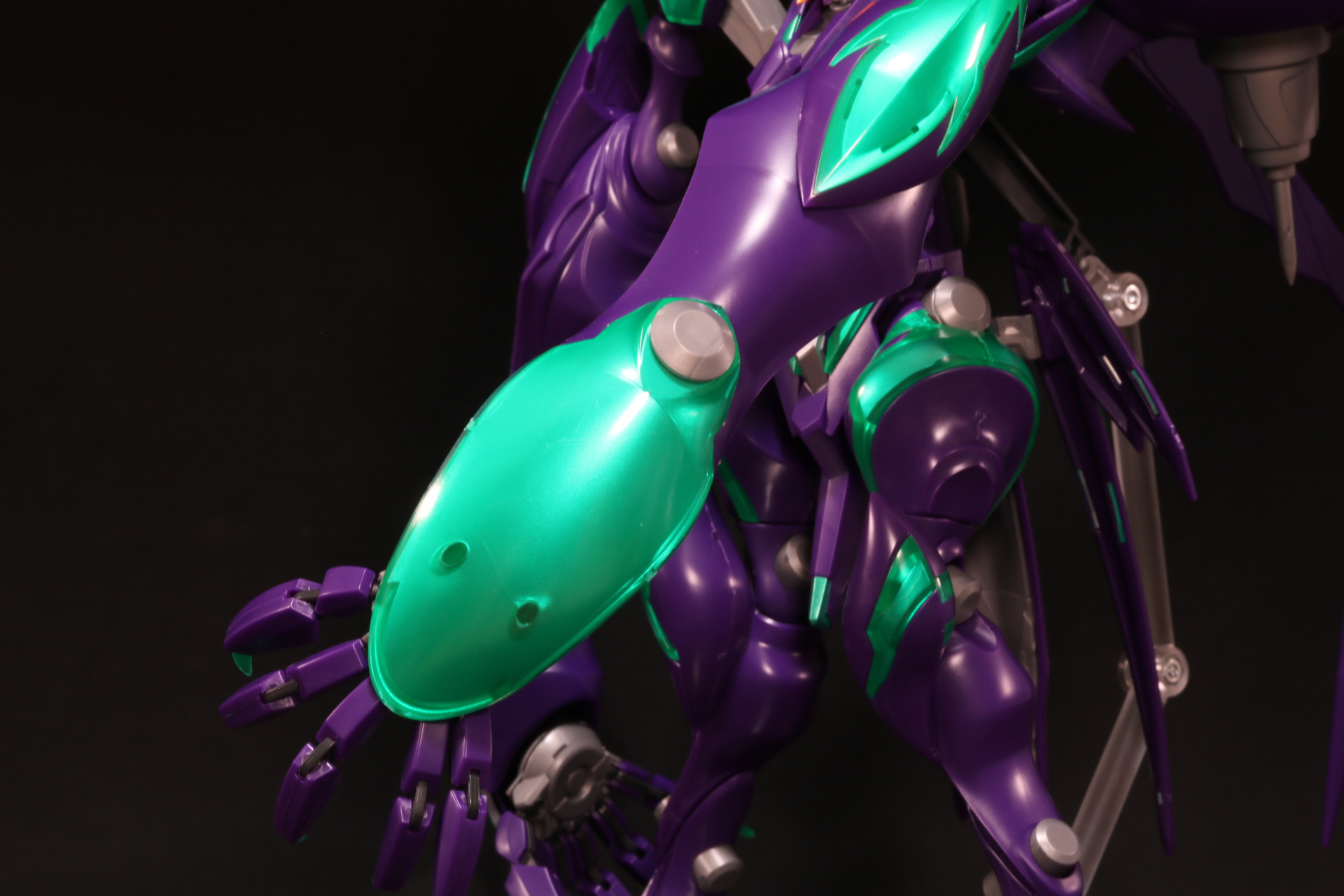 前腕部は巨大で強靭な印象