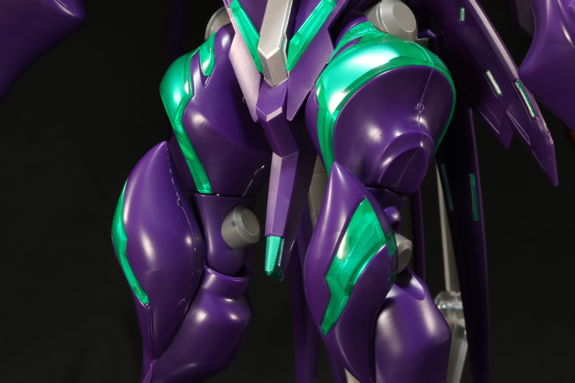 流れるような脚部デザイン