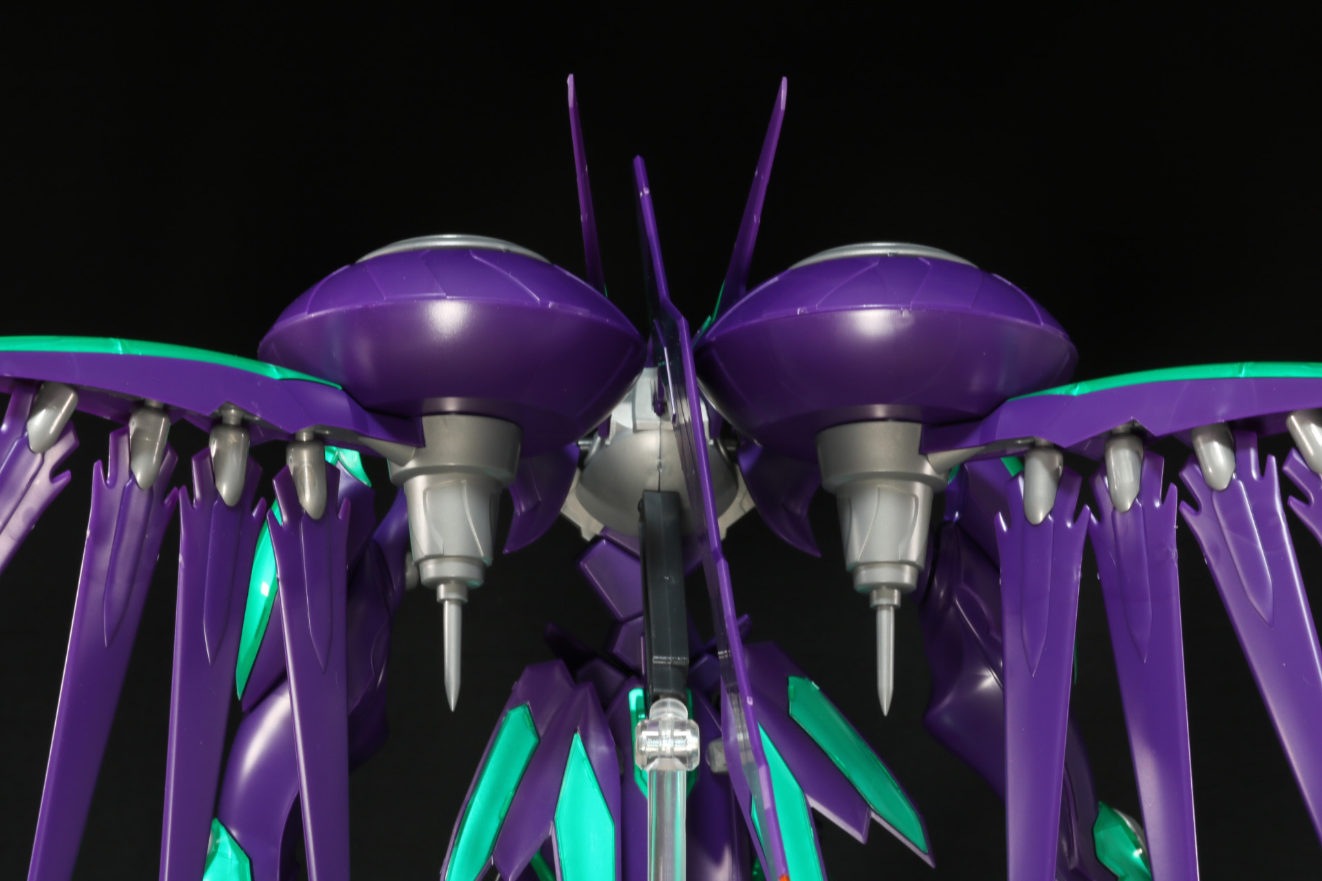 中央の翼に左右の背部ユニット