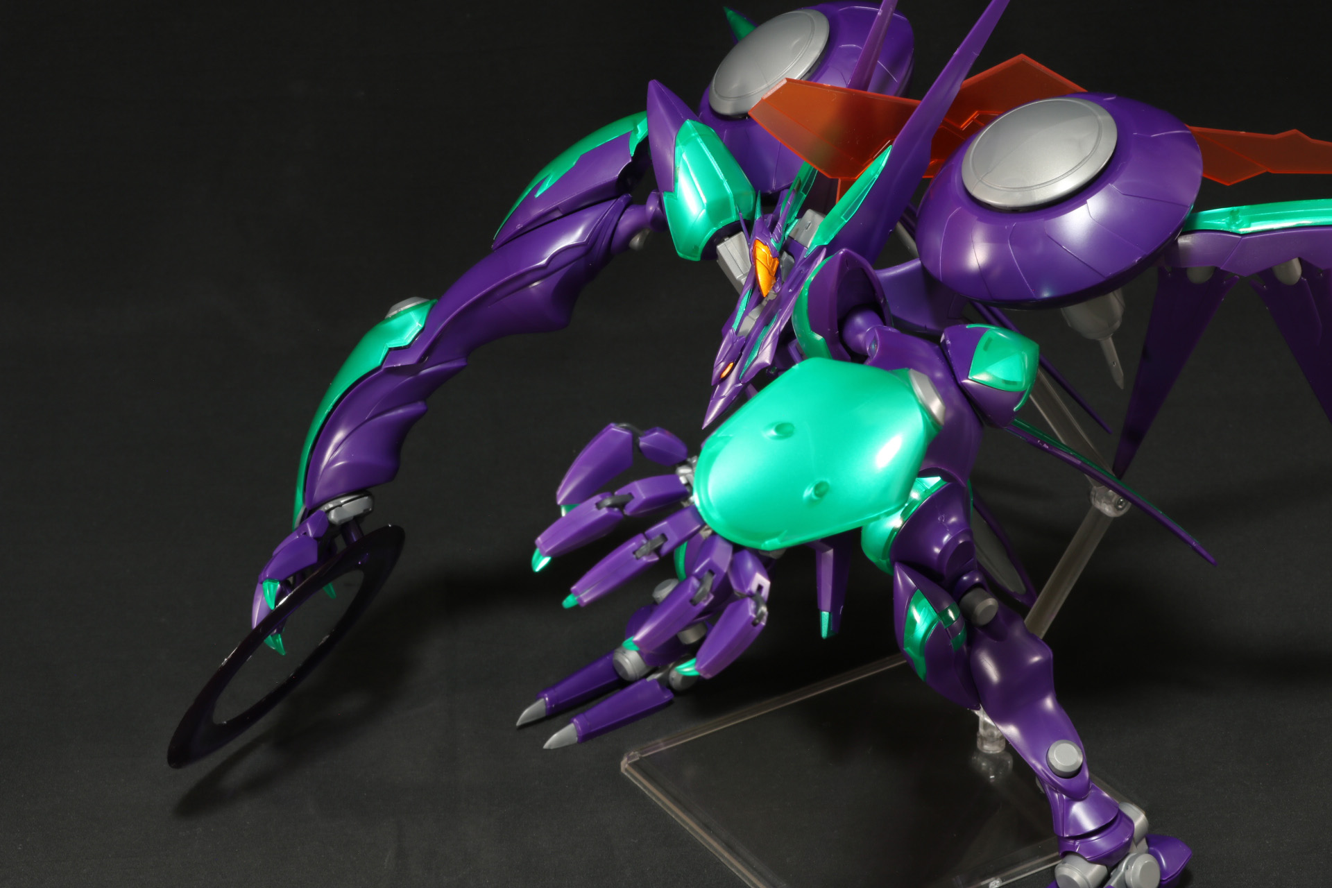 掌のパーツを差し替えることでワームリングを展開した状態が再現できる