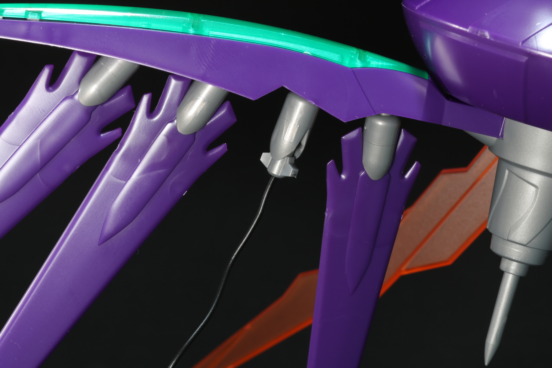 基部と翼部分を差し替え、ケーブルでつなげる