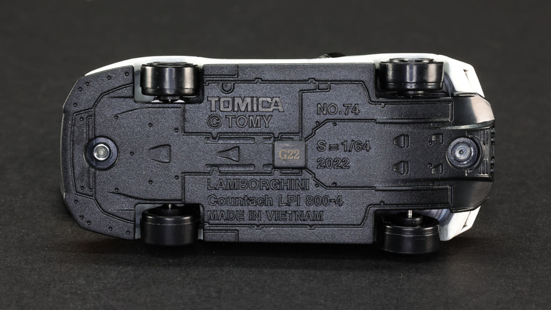 底面：フラットで空力を考慮したフロアがよくわかります