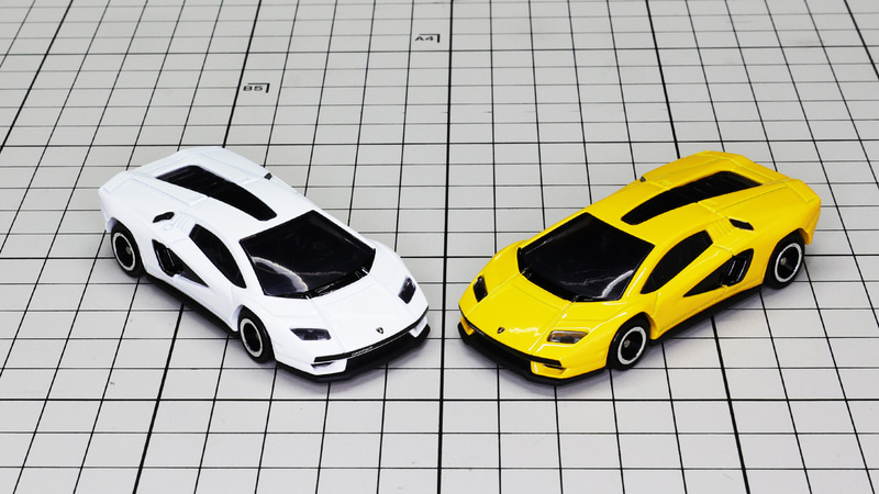 トミカの中でも屈指の車（ルーフ）高の低さが際立ちます