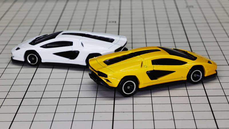 ルーフからリアエンドにかかるラインが美しい