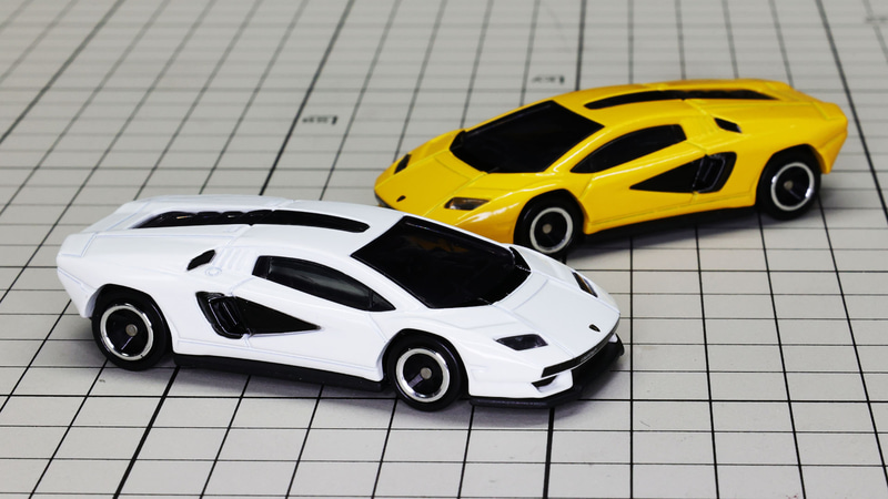 これは通常版のトミカなんでしょうか……？フロントセクションのシャープな造形に驚きます