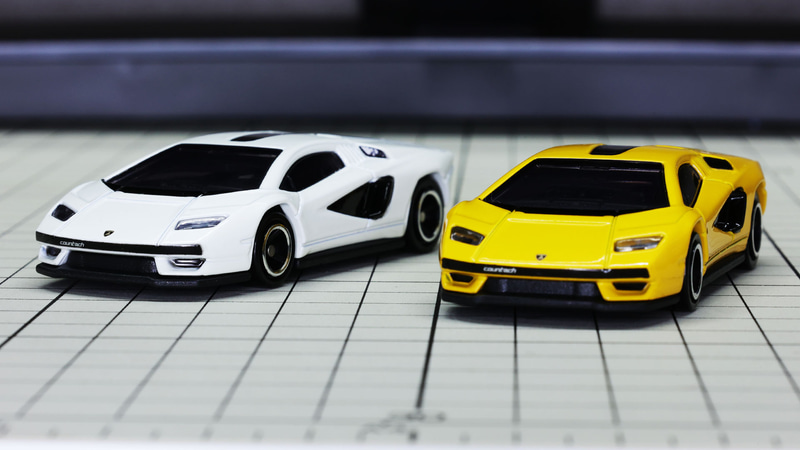 これは通常版のトミカなんでしょうか……？フロントセクションのシャープな造形に驚きます