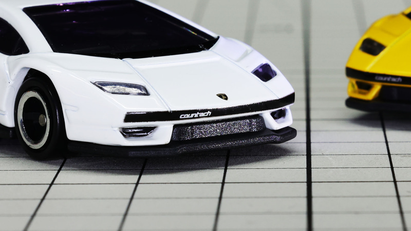 フロントにはランボルギーニのエンブレムと“countach”のロゴがタンポ印刷されています