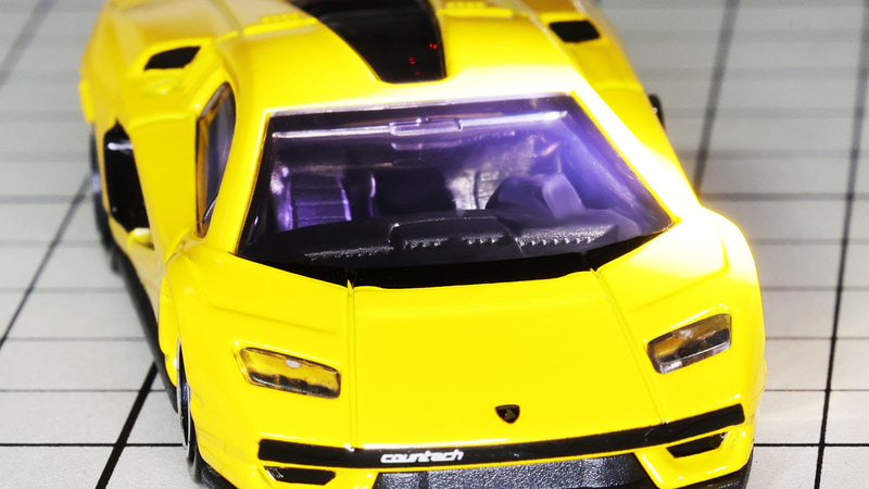 コクピットはダッシュボードやスタリング、バケットシートも再現！