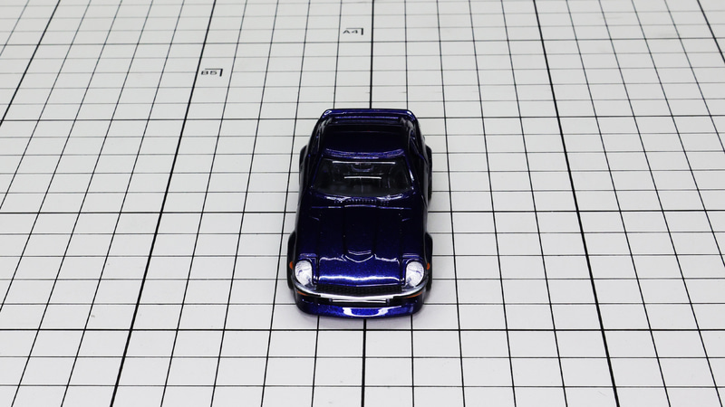 フロント：特徴的なヘッドライトとボンネットバルジ、左右タイヤフェンダーの張り出しがよくわかります