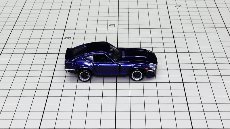 サイド：リアエンドの跳ね上がるようなスポイラーもきっちり再現