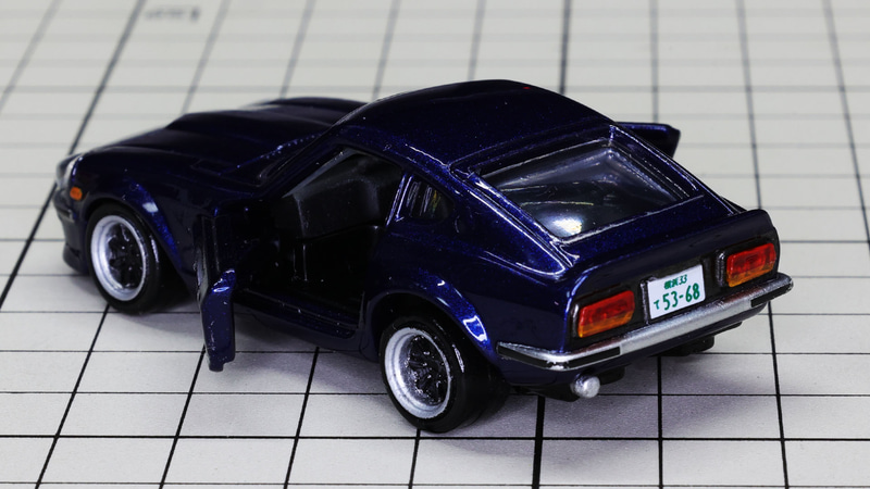 車内に光を当ててみるとステアリングやダッシュボード、シフトノブやシートが浮かび上がる！