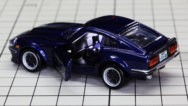 車内に光を当ててみるとステアリングやダッシュボード、シフトノブやシートが浮かび上がる！