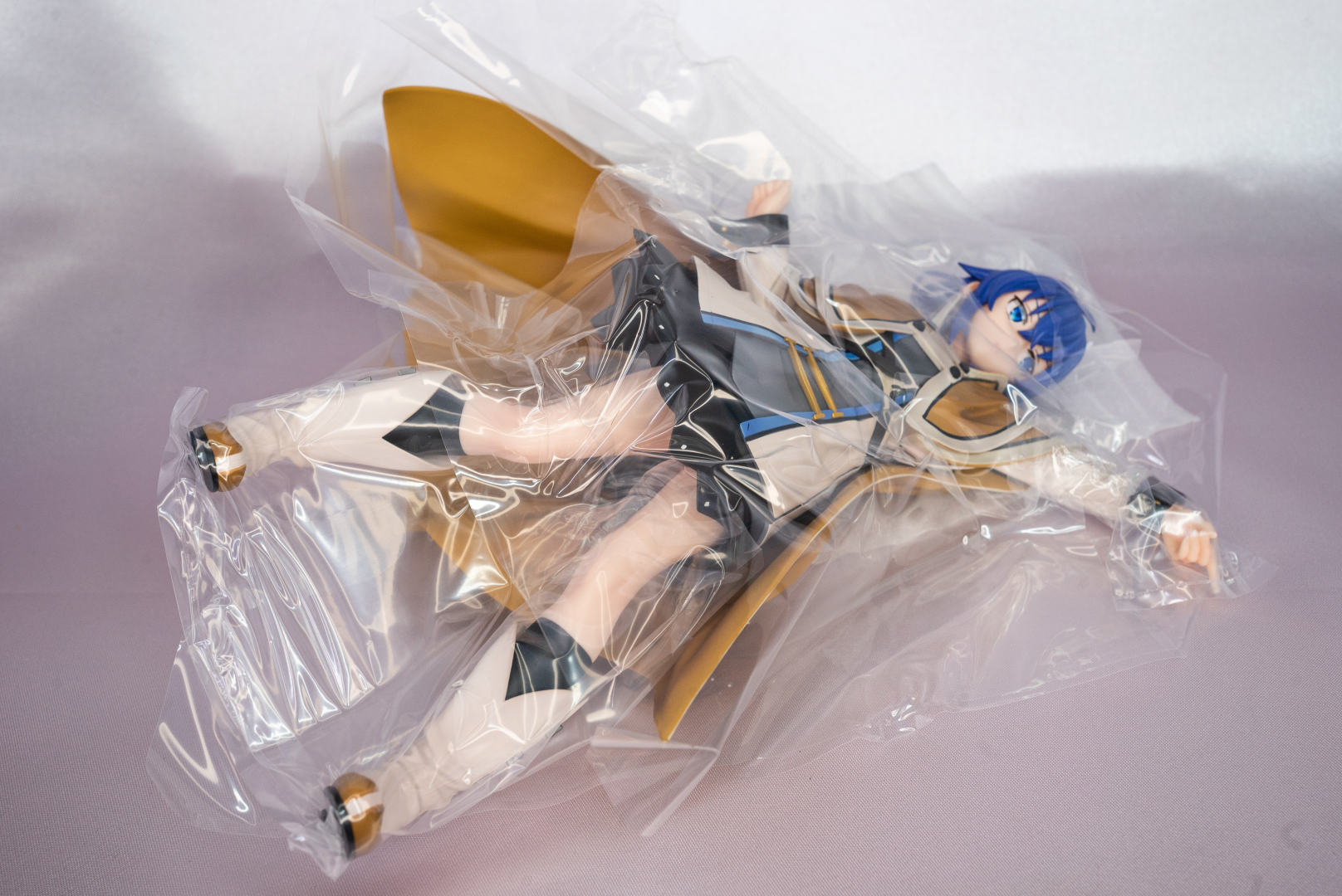 フィギュア本体はかなり丁寧にビニールで巻かれている。これは、例のギミックも影響しているぞ