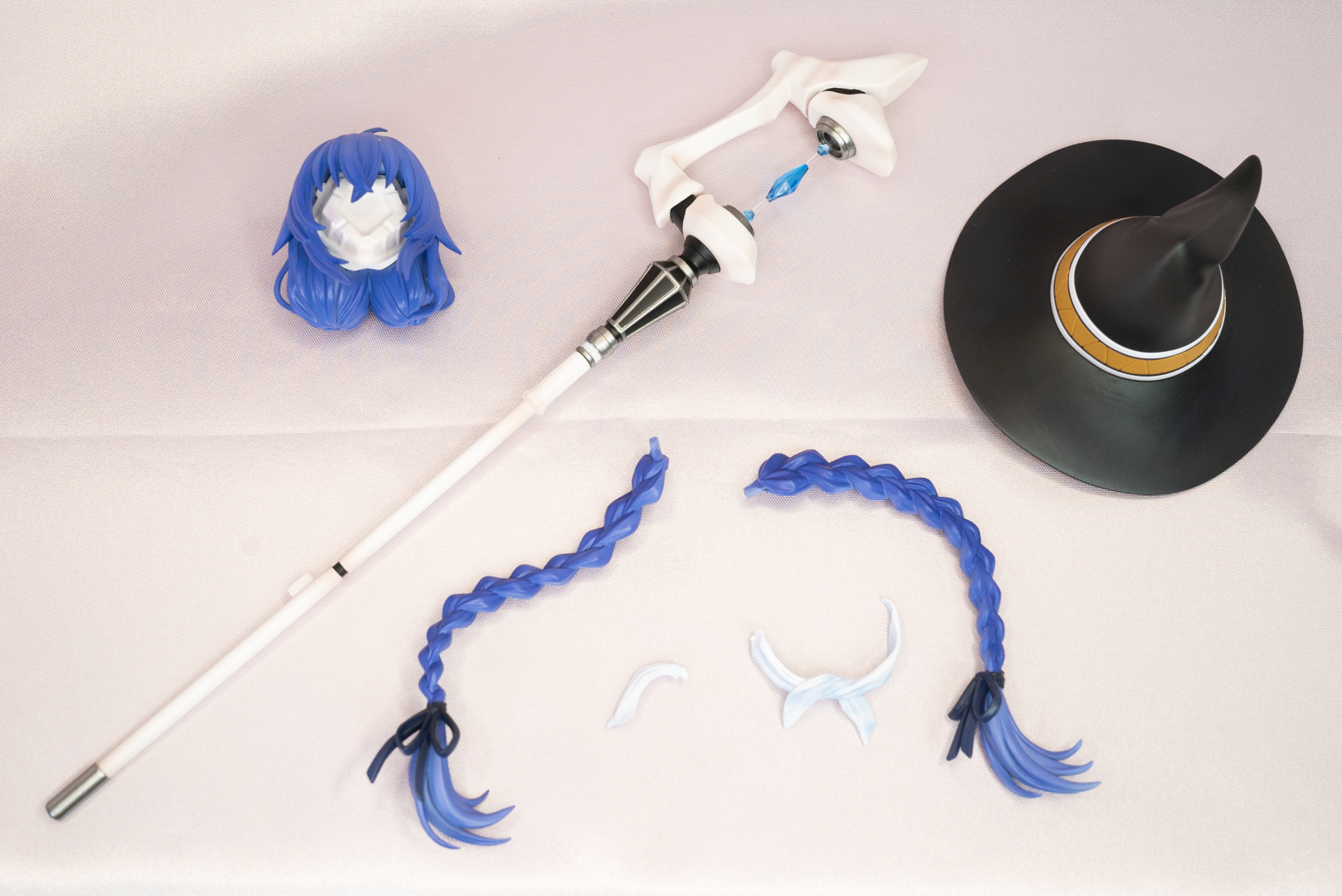 オプションパーツは結構多い。ツインテール部分が別パーツになっているので、折れてしまう心配が少ないのがいいな。あと、小さな白いパーツはなくさないように！頭部の予備がついているのも嬉しい。これは帽子パーツの着脱による塗装剥げや色移りの防止用だと思う。