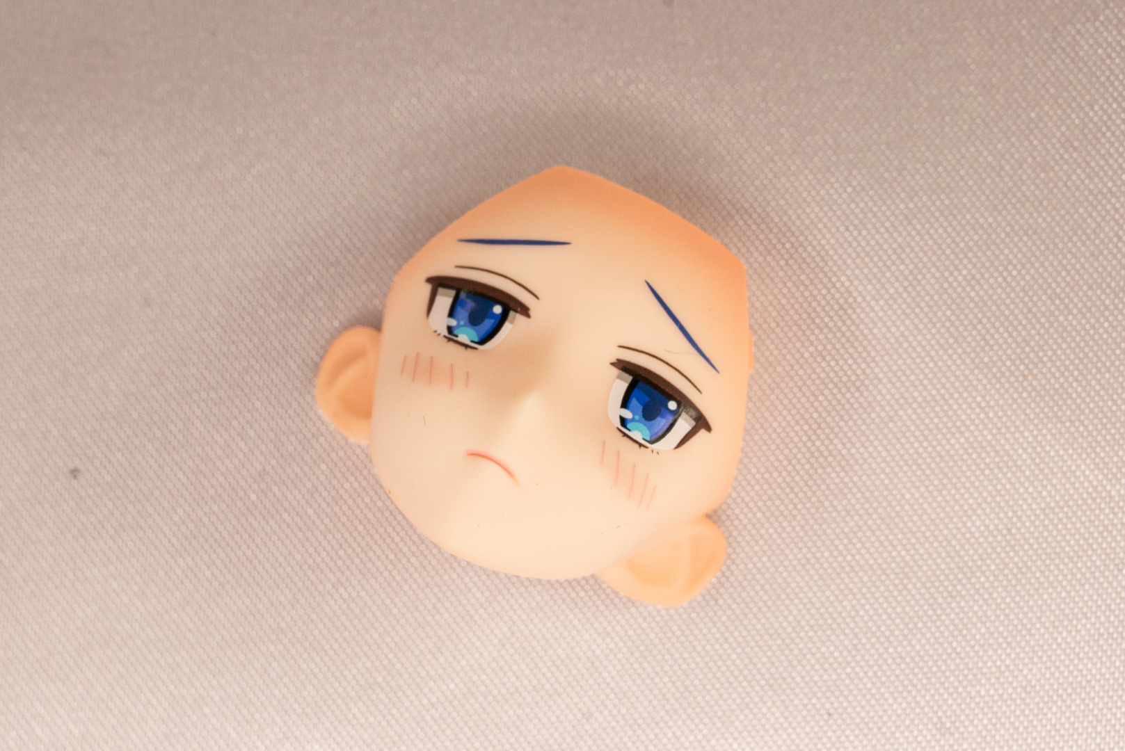 今回の目玉ともいえるコトブキヤショップ購入限定特典「恥ずかしがり顔パーツ」。原作では見る角度によって「恥ずかしがっているように」見えるという顔だったが、コトブキヤがオリジナルで制作。単体で見ると「ロキシー??」と思ったが、装着したらロキシーだった