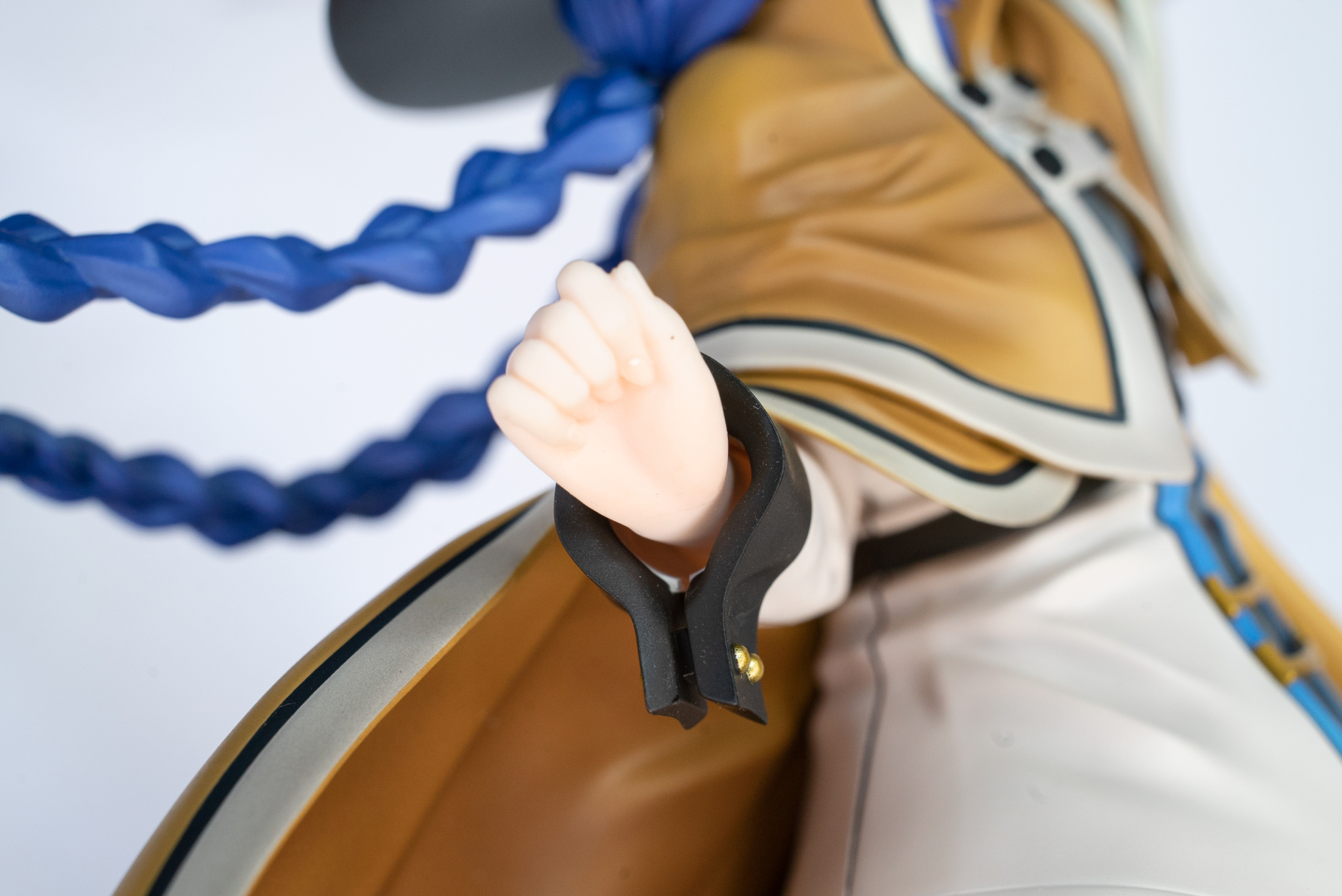 握り込んだ感じの手の造形が、とてもいい。これで魔法発動時と例のポーズが両立されている