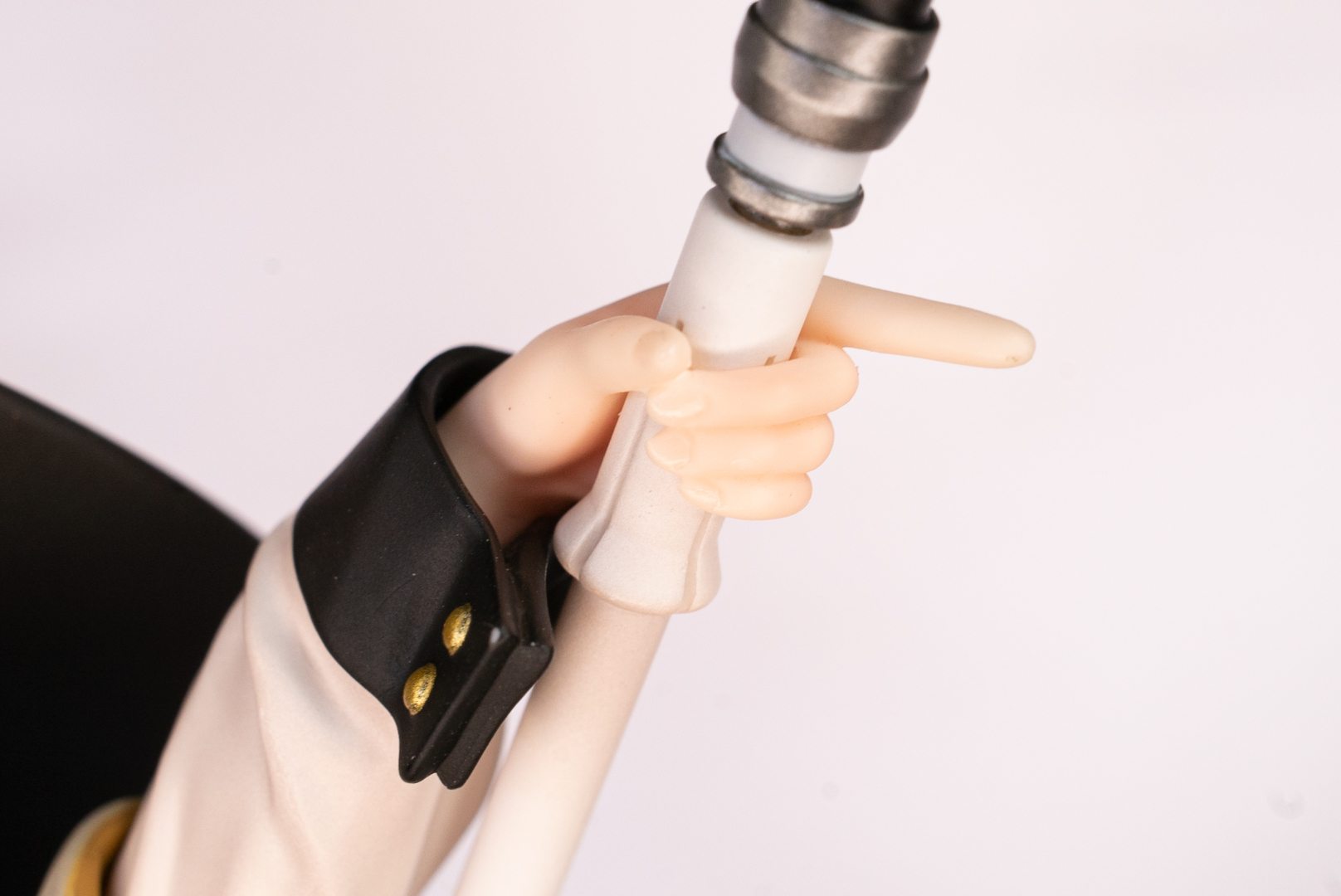 なぜ、人差し指を外に向けているのかわからないけど、それがロキシーのこだわりなのか??